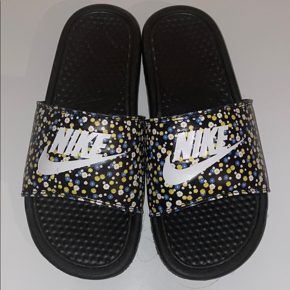 LIKE NEW Black/floral Nike Slides